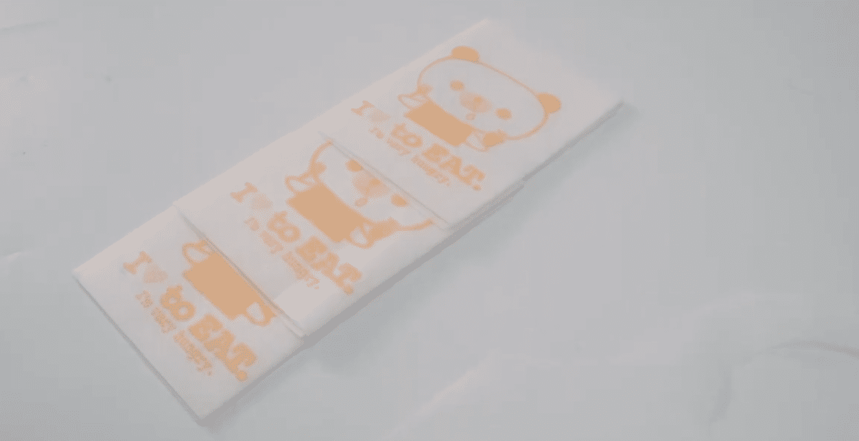 Baberos desechables coloridos con bolsillo para comidas sin desorden, impresión de 1 a 6 colores