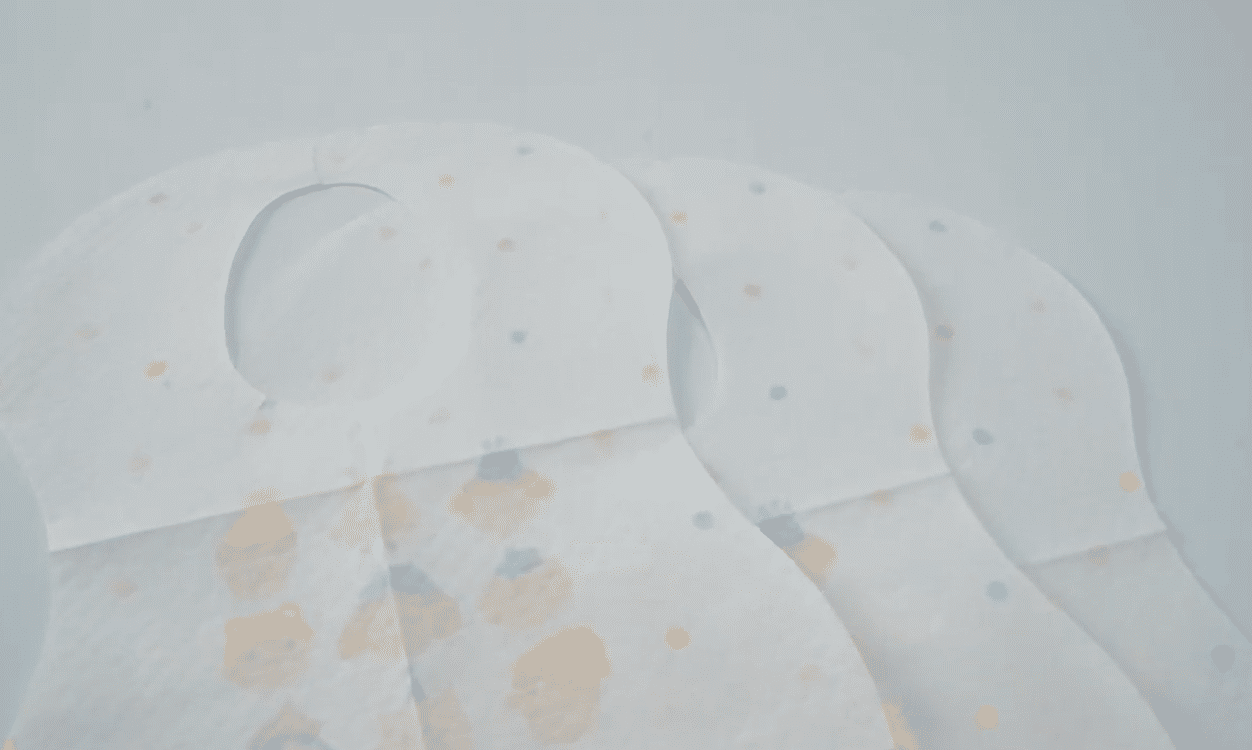 Baberos desechables para bebés con lindos dibujos animados para una limpieza fácil